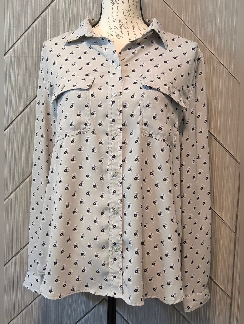 LOFT L Dusty Gray w tiny black/white/lilac floral Button Down Blouse Long Sleeve